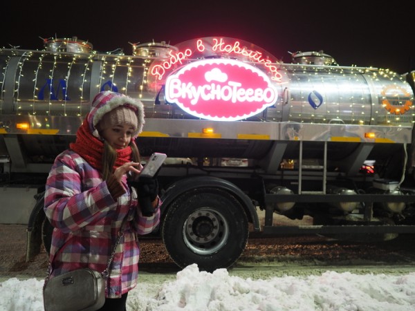 Волшебные молоковозы привезли горожанам новогоднее настроение