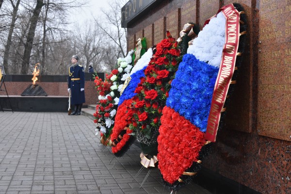 В Воронеже возложили цветы к Вечному огню в День Героев Отечества