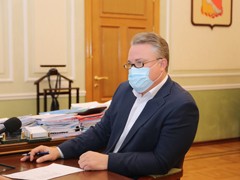 Cудьбу спортобъекта в Краснолесном обсудили депутат Госдумы Игорь Кастюкевич и мэр Вадим Кстенин