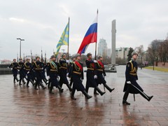 Вадим Кстенин возложил цветы к могиле Неизвестного солдата