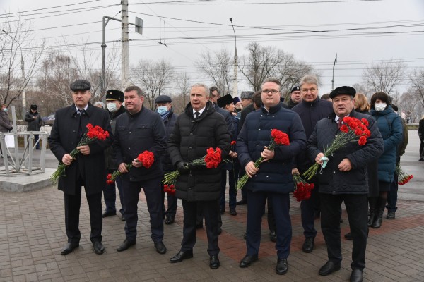 В Воронеже возложили цветы к Вечному огню в День Героев Отечества