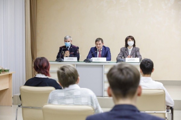 Владимир Нетёсов вручил паспорта 14-летним воронежцам