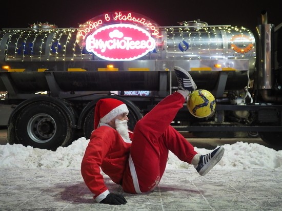 Волшебные молоковозы привезли горожанам новогоднее настроение