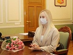 Вадим Кстенин вручил Ангелине Мельниковой знак &laquo;Почетного гражданина&raquo;