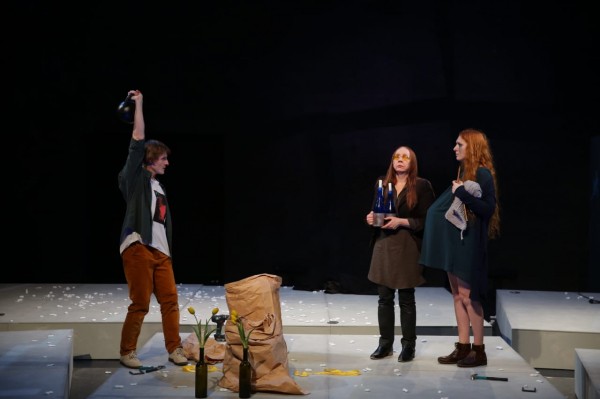 Между междометиями. Воронежский Камерный театр показал премьеру драмы &laquo;Ребенок&raquo;