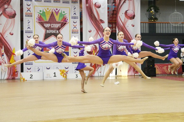 Акробатический перформанс. В Воронеже состоялись соревнования по чир-спорту