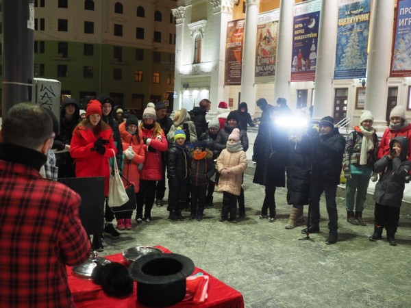 Волшебные молоковозы привезли горожанам новогоднее настроение