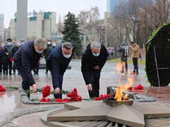 Вадим Кстенин возложил цветы к могиле Неизвестного солдата