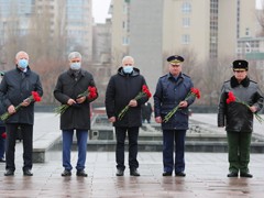 Вадим Кстенин возложил цветы к могиле Неизвестного солдата