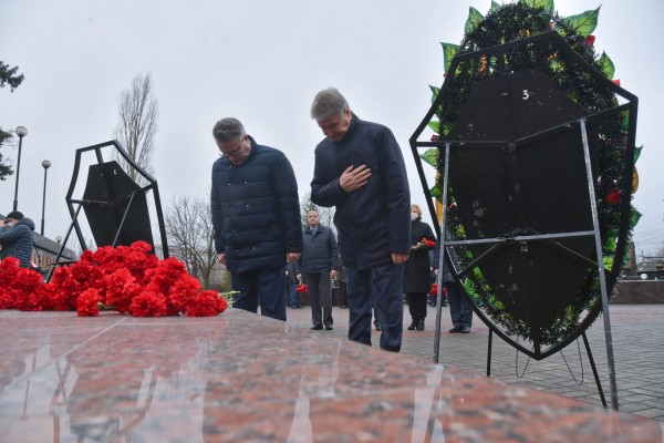 В Воронеже возложили цветы к Вечному огню в День Героев Отечества