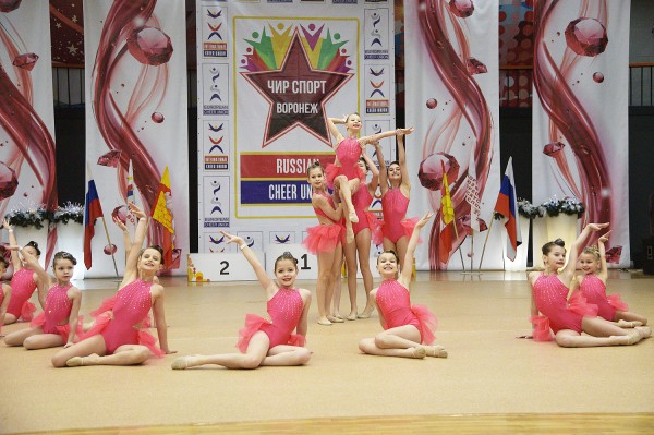 Акробатический перформанс. В Воронеже состоялись соревнования по чир-спорту