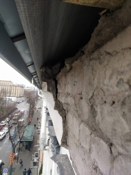 Некачественный ремонт кровли привел к падению штукатурки с фасада дома в центре Воронежа