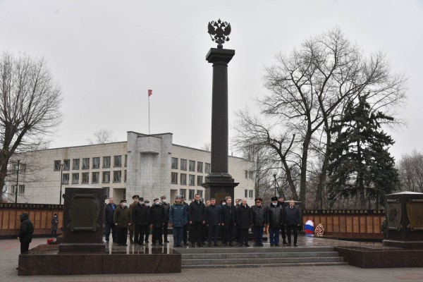 В Воронеже возложили цветы к Вечному огню в День Героев Отечества