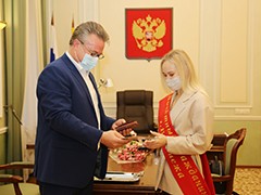 Вадим Кстенин вручил Ангелине Мельниковой знак &laquo;Почетного гражданина&raquo;