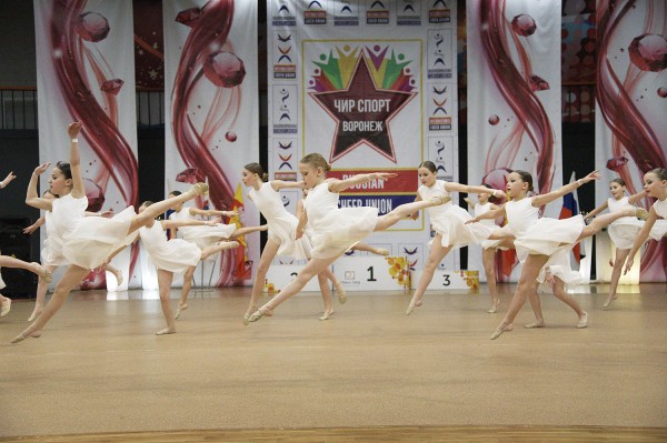 Акробатический перформанс. В Воронеже состоялись соревнования по чир-спорту