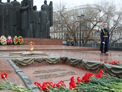 Вадим Кстенин возложил цветы к могиле Неизвестного солдата