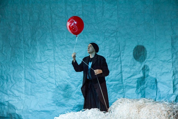 Голубь ex machina. В воронежском ТЮЗе представили спектакль о всемирном потопе