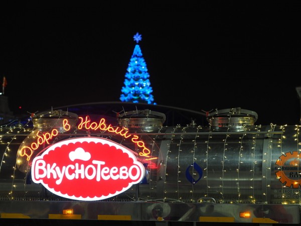Волшебные молоковозы привезли горожанам новогоднее настроение