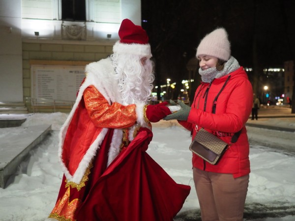 Волшебные молоковозы привезли горожанам новогоднее настроение