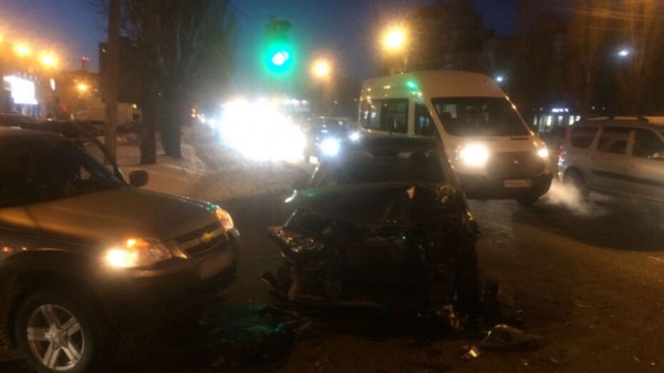 Фельдшер и водитель скорой помощи пострадали в массовом ДТП в Воронеже