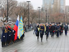 Вадим Кстенин возложил цветы к могиле Неизвестного солдата