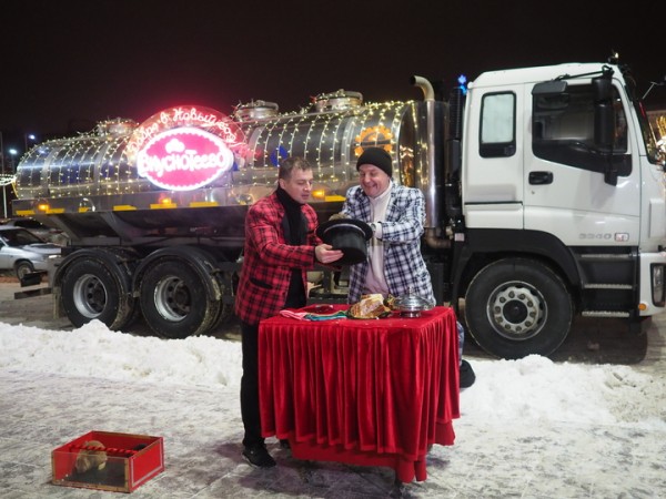 Волшебные молоковозы привезли горожанам новогоднее настроение