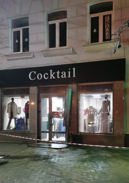 Штукатурка рухнула на тротуар с фасада дома в центре Воронежа