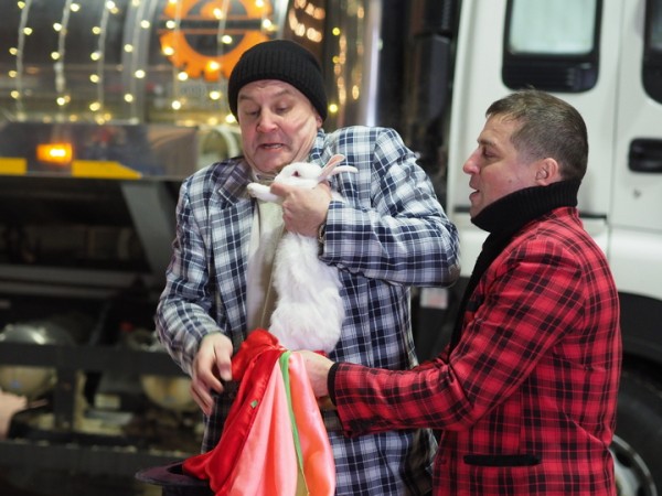 Волшебные молоковозы привезли горожанам новогоднее настроение