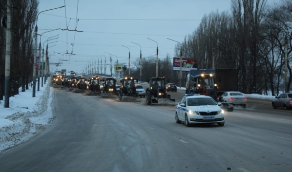 В Воронеже 220 спецмашин убирают дороги от снега, им помогают сотрудники ДПС