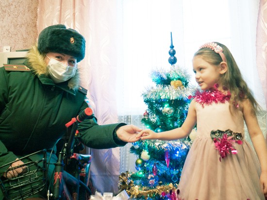 Первый в жизни велосипед подарил министр обороны нововоронежской девочке