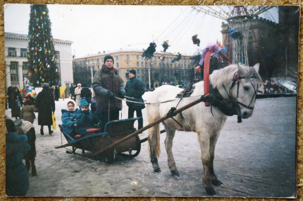 Ход конем. Династия Богушевых более 50 лет катает воронежских детей на лошадях в новогодние праздники