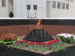 Вадим Кстенин возложил цветы к вечному огню у Музея-диорамы
