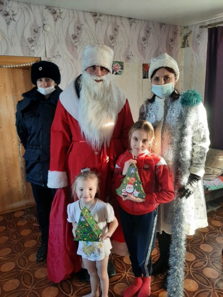 Полицейский Дед Мороз поздравил сирот и многодетные воронежские семьи