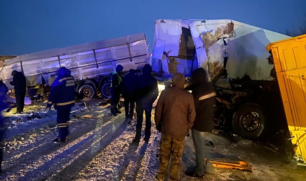 Под Воронежем лоб в лоб столкнулись два грузовика, погиб водитель