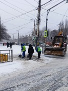 В районах города продолжается уборка улично-дорожной сети от снега и наледи