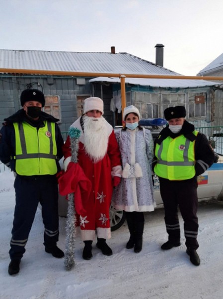 Полицейский Дед Мороз поздравил сирот и многодетные воронежские семьи