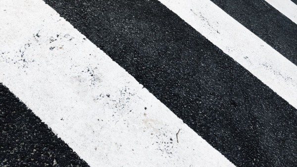 Две женщины и девочка попали под колеса автомобиля в Северном микрорайоне Воронежа