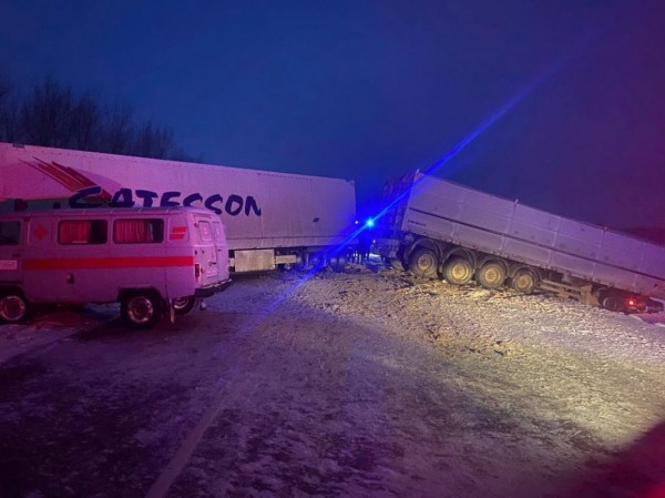 Под Воронежем лоб в лоб столкнулись два грузовика, погиб водитель