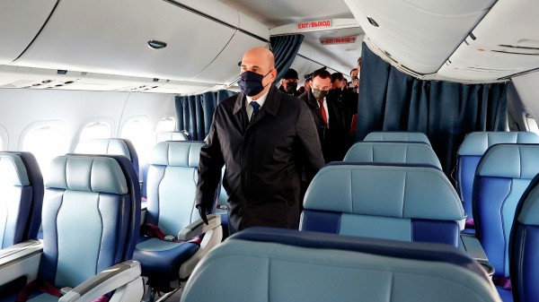 Премьер Мишустин в Воронеже осмотрел салон нового российского самолета МС-21