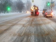В районах города продолжается уборка улично-дорожной сети от снега и наледи
