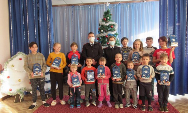 Полицейский Дед Мороз поздравил сирот и многодетные воронежские семьи