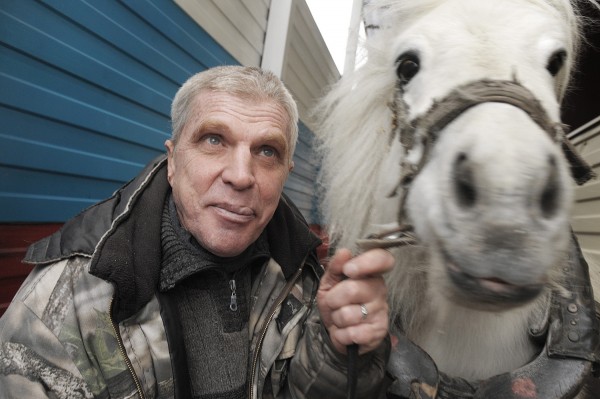 Ход конем. Династия Богушевых более 50 лет катает воронежских детей на лошадях в новогодние праздники