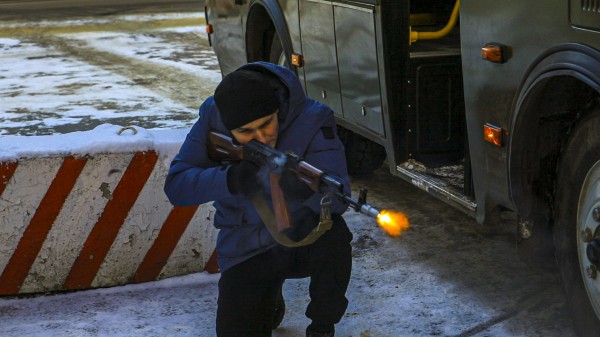 В Воронеже на видео сняли перестрелку и взрывы при отражении атаки &laquo;террористов&raquo;