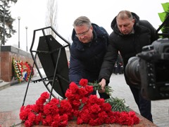 Вадим Кстенин возложил цветы к вечному огню у Музея-диорамы