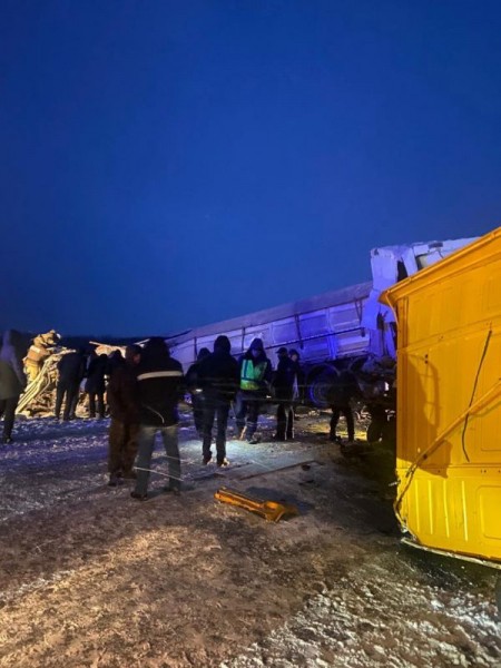 Под Воронежем лоб в лоб столкнулись два грузовика, погиб водитель