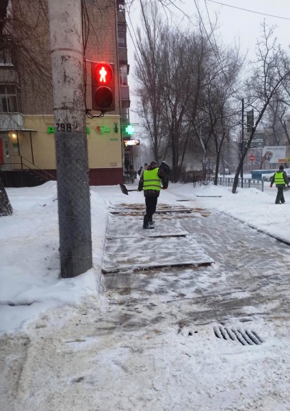 В районах города продолжается уборка улично-дорожной сети от снега и наледи