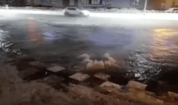 В Воронеже из-за сбоя КНС улицу Шишкова снова заливает водой из канализации