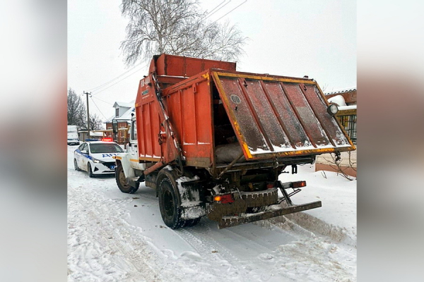 Мусоровоз убил 56-летнего рабочего в Воронежской области
