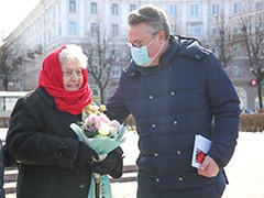 Мэр Вадим Кстенин поздравил защитницу Воронежа Марию Колтакову с вековым юбилеем