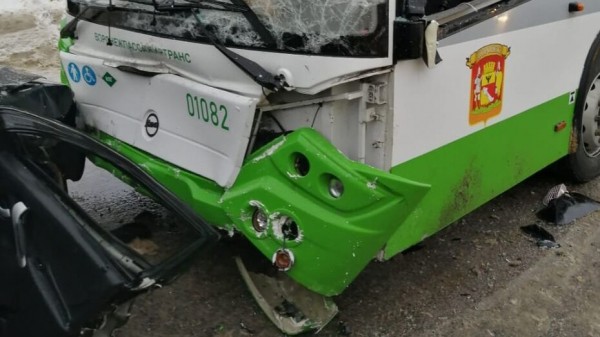 В ДТП на улице Новосибирской в Воронеже погибли младенец и мужчина